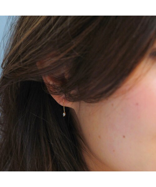 pinacoteca(ピナコテーカ)の「ピナコテーカ 335 ムーン ドロップ 一粒ダイヤモンド アメリカン ピアス 0.026ct(ピアス(両耳用)・レディース・ゴールド・1cmチェーン)」の2枚目の写真