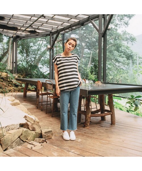 QUEEN SHOP（クイーンショップ）の「跟上時尚潮流的鬚邊牛仔設計不論是搭配高跟鞋or布鞋都能詮釋出完美的穿搭女孩們心動了嗎？那就快入手吧！MODEL 唐葳 立即入手款（パンツ・レディース・F・S/M/L）」の2枚目の写真