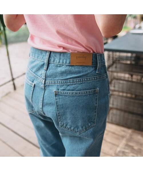 QUEEN SHOP（クイーンショップ）の「跟上時尚潮流的鬚邊牛仔設計不論是搭配高跟鞋or布鞋都能詮釋出完美的穿搭女孩們心動了嗎？那就快入手吧！MODEL 唐葳 立即入手款（パンツ・レディース・F・S/M/L）」の6枚目の写真