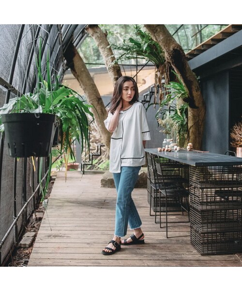 QUEEN SHOP（クイーンショップ）の「跟上時尚潮流的鬚邊牛仔設計不論是搭配高跟鞋or布鞋都能詮釋出完美的穿搭女孩們心動了嗎？那就快入手吧！MODEL 唐葳 立即入手款（パンツ・レディース・F・S/M/L）」の4枚目の写真