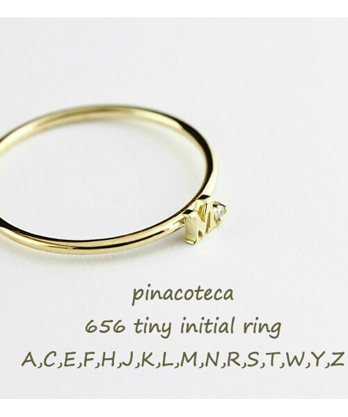 pinacoteca（ピナコテーカ）の「ピナコテーカ 656 タイニー イニシャル リング A,C,E,F,H,J,K,L,M,N,R,S,T,W,Y,Z（リング・レディース・ゴールド・5.5号サイズから）」の4枚目の写真