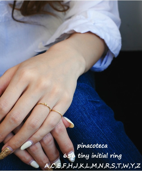 pinacoteca（ピナコテーカ）の「ピナコテーカ 656 タイニー イニシャル リング A,C,E,F,H,J,K,L,M,N,R,S,T,W,Y,Z（リング・レディース・ゴールド・5.5号サイズから）」の9枚目の写真
