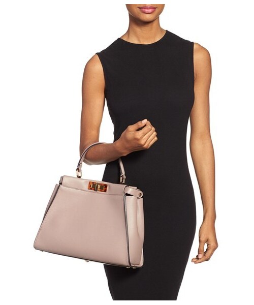 FENDI（フェンディ）の「Fendi 'Medium Peekaboo' Leather Satchel（ショルダーバッグ・レディース・Beige・Regular）」の2枚目の写真