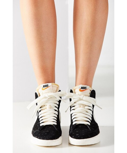 NIKE（ナイキ）の「Nike Women's Blazer Mid Suede Vintage Sneaker（スニーカー・レディース・Black/Red・5/6/6.5/7/7.5/8/8.5/9/9.5/10）」の4枚目の写真