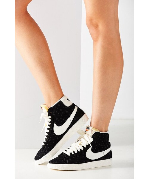 NIKE（ナイキ）の「Nike Women's Blazer Mid Suede Vintage Sneaker（スニーカー・レディース・Black/Red・5/6/6.5/7/7.5/8/8.5/9/9.5/10）」の3枚目の写真