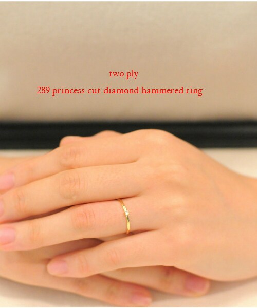 two ply（トゥープライ）の「トゥー プライ 289 プリンセスカット 一粒ダイヤモンド 槌目 リング（リング・レディース・ゴールド・5.5号～13号）」の3枚目の写真