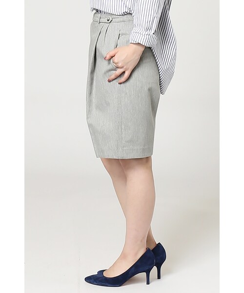 LIMITLESS LUXURY（リミットレスラグジュアリー）の「《予約》タックショートパンツ（パンツ・グレーA/ホワイト/ベージュ・36/38）」の8枚目の写真