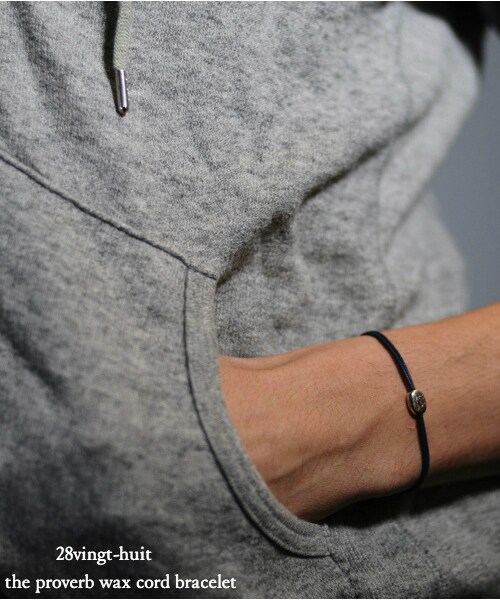 28 vingt-huit(ヴァン ユィット)の「ヴァン ユィット 663 プロヴァーブ 格言 ワックスコード 紐ブレスレット(ブレスレット・メンズ・ネイビー・Free)」の4枚目の写真