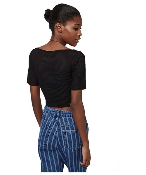 TOPSHOP（トップショップ）の「Topshop Raw Edge Crop Tee（Tシャツ/カットソー・レディース・Black/White・Regular 10 US (fits like 10-12)/Regular 12 US (fits like 14)/Regular 2 US (fits like 0)/Regular 4 US (fits like 0-2)/Regular 6 US (fits like 2-4)/Regular 8 US (fits like 6-8)）」の4枚目の写真