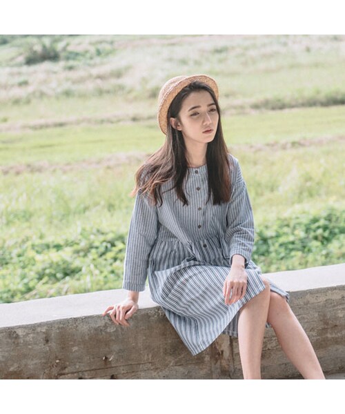 QUEEN SHOP（クイーンショップ）の「細條+寬條的結合及胸前假口袋裝飾打造更多元的視覺層次~提升了腰線 加上細褶設計使衣著擁有自然的蓬鬆美感（ワンピース/ドレス・レディース・F・F）」の4枚目の写真