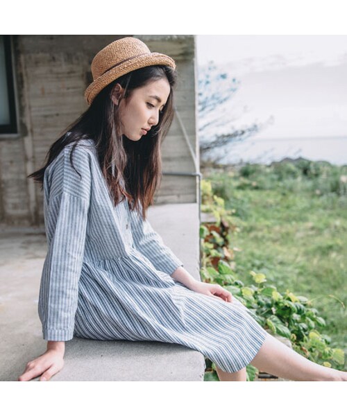 QUEEN SHOP（クイーンショップ）の「細條+寬條的結合及胸前假口袋裝飾打造更多元的視覺層次~提升了腰線 加上細褶設計使衣著擁有自然的蓬鬆美感（ワンピース/ドレス・レディース・F・F）」の5枚目の写真