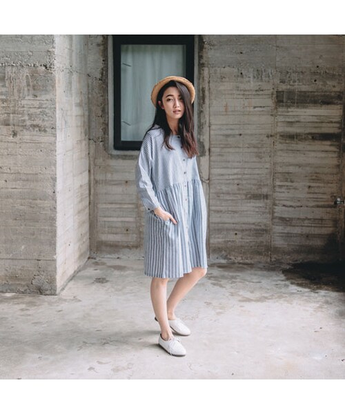 QUEEN SHOP（クイーンショップ）の「細條+寬條的結合及胸前假口袋裝飾打造更多元的視覺層次~提升了腰線 加上細褶設計使衣著擁有自然的蓬鬆美感（ワンピース/ドレス・レディース・F・F）」の3枚目の写真