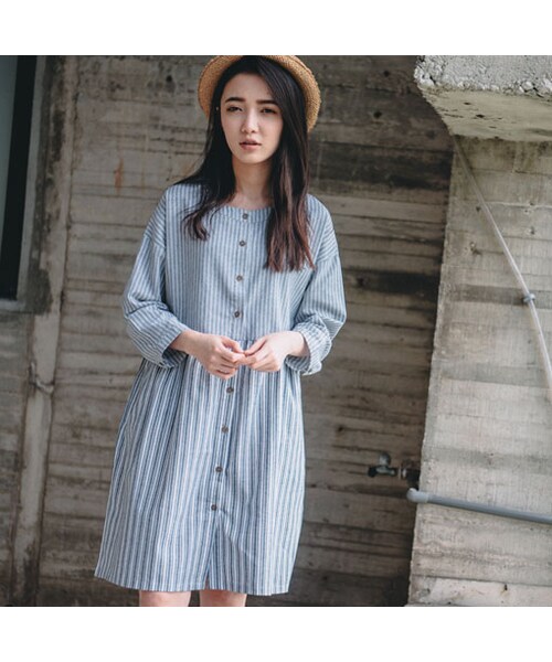 QUEEN SHOP（クイーンショップ）の「細條+寬條的結合及胸前假口袋裝飾打造更多元的視覺層次~提升了腰線 加上細褶設計使衣著擁有自然的蓬鬆美感（ワンピース/ドレス・レディース・F・F）」の2枚目の写真