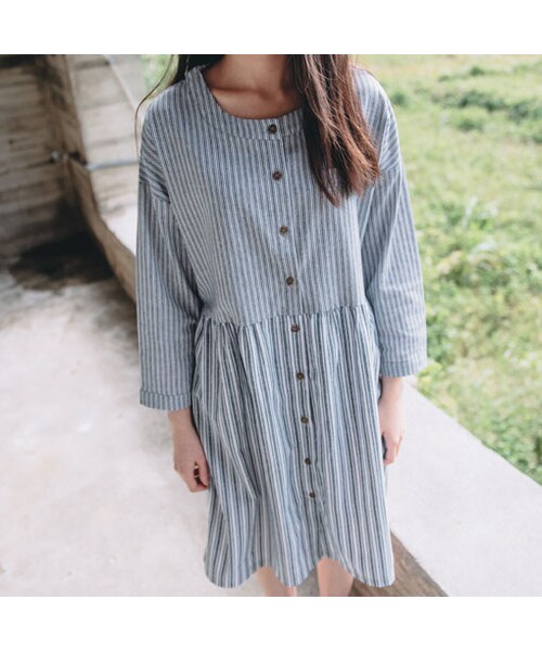 QUEEN SHOP（クイーンショップ）の「細條+寬條的結合及胸前假口袋裝飾打造更多元的視覺層次~提升了腰線 加上細褶設計使衣著擁有自然的蓬鬆美感（ワンピース/ドレス・レディース・F・F）」の6枚目の写真