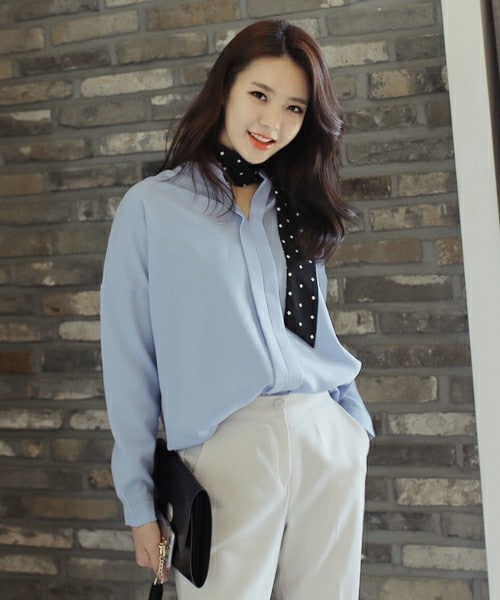 DHOLIC(ディーホリック)の「バンドカラースキッパーブラウス(シャツ/ブラウス・レディース・ディープスカイブルー/アイボリー/ピンク・FREE)」の1枚目の写真