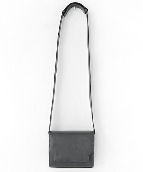 DHOLIC（ディーホリック）の「ワイドストラップスクエアーミニマルバッグ（ショルダーバッグ・レディース・ベージュ/ブラックグレー/アイボリー/ブラック/ワイン・FREE）」の4枚目の写真