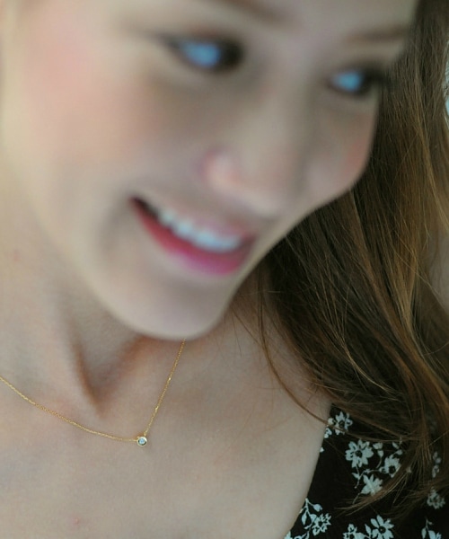 pinacoteca（ピナコテーカ）の「ピナコテーカ 496 チョコ留め 一粒ダイヤモンド フラワー ネックレス 0.05ct（ネックレス・レディース・ゴールド・40cm）」の4枚目の写真