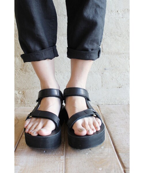 FRAMeWORK(フレームワーク)の「≪予約≫Teva FLATFORM UNIVERSAL CRAFTED(シューズ・ブラック/ホワイト・22/23/24)」の1枚目の写真