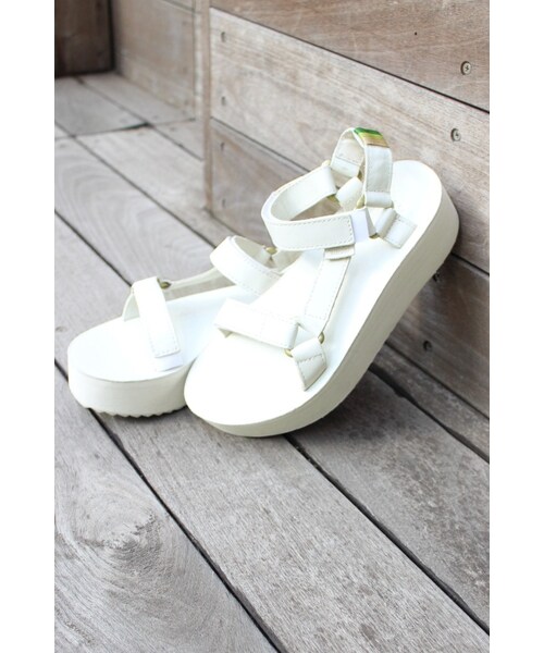 FRAMeWORK(フレームワーク)の「≪予約≫Teva FLATFORM UNIVERSAL CRAFTED(シューズ・ブラック/ホワイト・22/23/24)」の2枚目の写真
