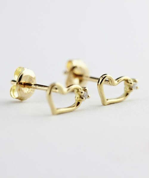 pinacoteca（ピナコテーカ）の「ピナコテーカ 252 タイニー オープン ハート スタッド ピアス（ピアス（両耳用）・レディース・ゴールド・フリーサイズ）」の2枚目の写真