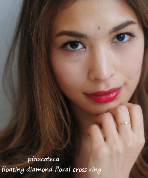 pinacoteca（ピナコテーカ）の「ピナコテーカ 652 フローティング 一粒ダイヤモンド フローラル クロス リング 0.05ct（リング・レディース・ゴールド・マイナス5号サイズから13号）」の4枚目の写真
