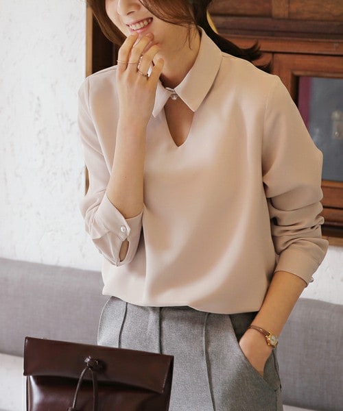DHOLIC(ディーホリック)の「Vラインスリットディテールカラーブラウス(シャツ/ブラウス・レディース・ベージュ/ホワイトアイボリー/ブラック・FREE)」の1枚目の写真