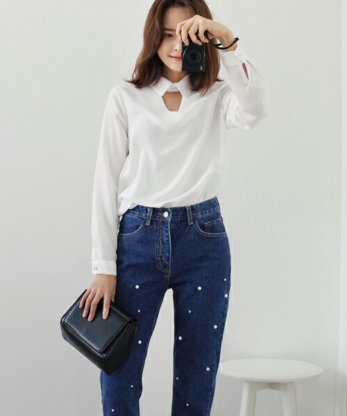 DHOLIC(ディーホリック)の「Vラインスリットディテールカラーブラウス(シャツ/ブラウス・レディース・ベージュ/ホワイトアイボリー/ブラック・FREE)」の2枚目の写真