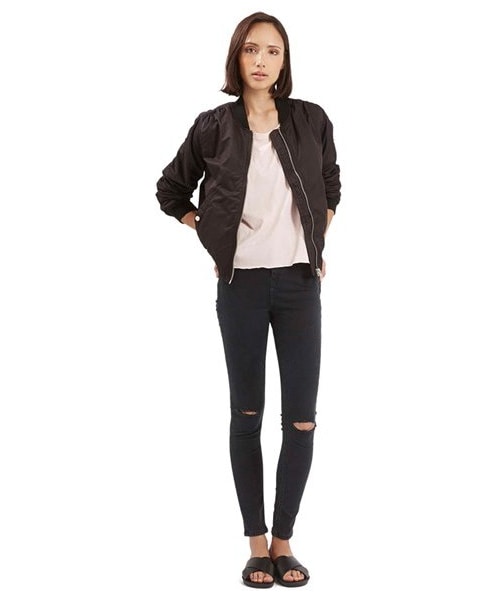 TOPSHOP(トップショップ)の「Topshop Moto 'Jamie' Ripped Skinny Jeans(デニムパンツ・レディース・Black・Regular 24 x 30/Regular 25 x 30/Regular 26 x 30/Regular 28 x 30/Regular 30 x 30/Regular 32 x 30/Regular 34 x 30)」の5枚目の写真