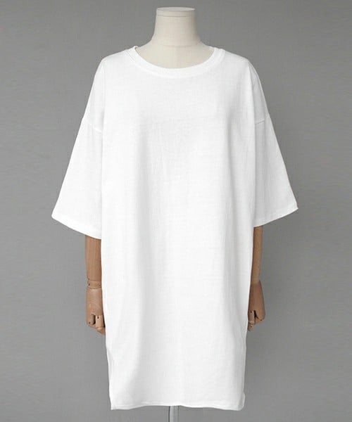 DHOLIC（ディーホリック）の「ボクシーフィットスリットTシャツ（Tシャツ/カットソー・レディース・ブラックグレー/カーキ/ベージュ/ホワイトアイボリー・FREE）」の2枚目の写真