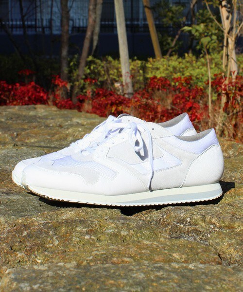 MEN'S BIGI(メンズビギ)の「【REPRODUCTION OF FOUND】 レザースニーカー(ハンドメイド)/ブリティッシュトレーナー(スニーカー・メンズ・ホワイト/ネイビー・SMALL/MEDIUM/LARGE)」の1枚目の写真