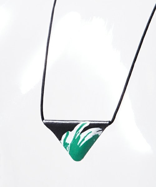 TOGA PULLA（トーガ　プルラ）の「TOGA PULLA プリントトライアングルネックレス（ネックレス・レディース・ホワイト/ブラック/ネイビー/イエロー・FREE）」の6枚目の写真