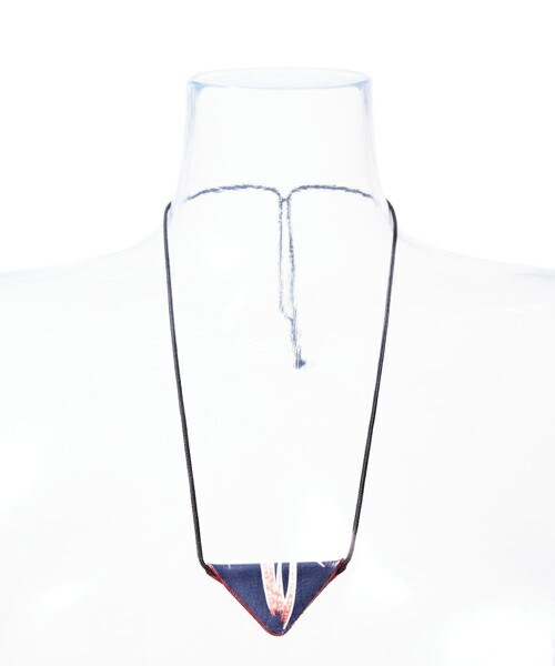 TOGA PULLA（トーガ　プルラ）の「TOGA PULLA プリントトライアングルネックレス（ネックレス・レディース・ホワイト/ブラック/ネイビー/イエロー・FREE）」の3枚目の写真