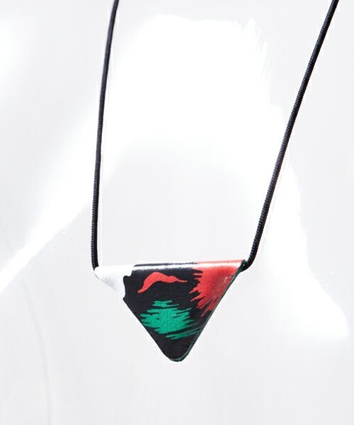 TOGA PULLA（トーガ　プルラ）の「TOGA PULLA プリントトライアングルネックレス（ネックレス・レディース・ホワイト/ブラック/ネイビー/イエロー・FREE）」の5枚目の写真