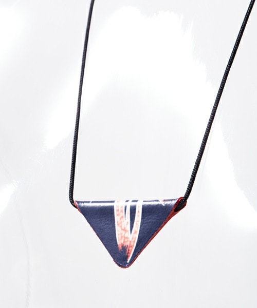 TOGA PULLA（トーガ　プルラ）の「TOGA PULLA プリントトライアングルネックレス（ネックレス・レディース・ホワイト/ブラック/ネイビー/イエロー・FREE）」の7枚目の写真