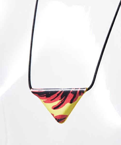 TOGA PULLA（トーガ　プルラ）の「TOGA PULLA プリントトライアングルネックレス（ネックレス・レディース・ホワイト/ブラック/ネイビー/イエロー・FREE）」の8枚目の写真