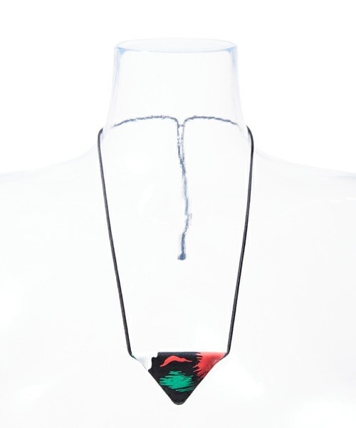 TOGA PULLA（トーガ　プルラ）の「TOGA PULLA プリントトライアングルネックレス（ネックレス・レディース・ホワイト/ブラック/ネイビー/イエロー・FREE）」の2枚目の写真