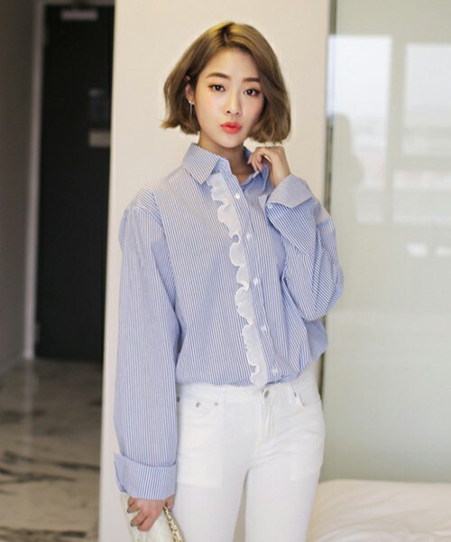 DHOLIC（ディーホリック）の「ロンドンストライプフリルポイントシャツ（シャツ/ブラウス・レディース・ダークグレー/ディープスカイブルー・FREE）」の2枚目の写真