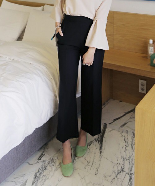 DHOLIC（ディーホリック）の「センタープレスセミワイドパンツ（スラックス・レディース・ベージュ/ネイビー/ブラック・S/M）」の3枚目の写真