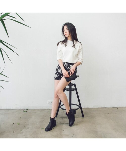 QUEEN SHOP（クイーンショップ）の「Made in Korea竹結棉帶出的色澤層次搭配羅紋布料的特性將立體感完展呈現小立領樣式與五分袖設計適合有點涼爽的春日溫度百搭的素色款絕對是妳的必備單品:)（トップス・レディース・黑/灰/白・F）」の3枚目の写真