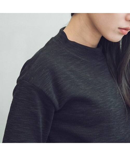 QUEEN SHOP（クイーンショップ）の「Made in Korea竹結棉帶出的色澤層次搭配羅紋布料的特性將立體感完展呈現小立領樣式與五分袖設計適合有點涼爽的春日溫度百搭的素色款絕對是妳的必備單品:)（トップス・レディース・黑/灰/白・F）」の5枚目の写真