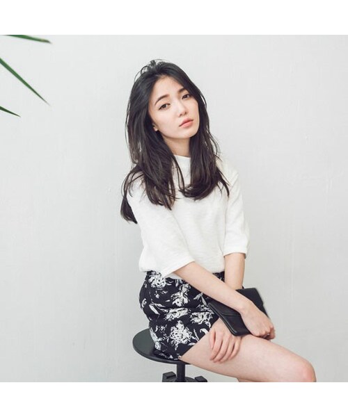 QUEEN SHOP（クイーンショップ）の「Made in Korea竹結棉帶出的色澤層次搭配羅紋布料的特性將立體感完展呈現小立領樣式與五分袖設計適合有點涼爽的春日溫度百搭的素色款絕對是妳的必備單品:)（トップス・レディース・黑/灰/白・F）」の4枚目の写真