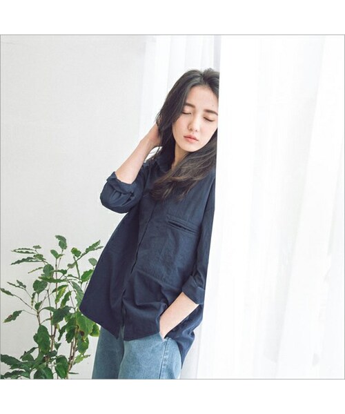 QUEEN SHOP（クイーンショップ）の「寬版剪裁帶出妳的自在率性俐落拼接加強穿搭層次感多種色彩提供選擇還有本季最夯的粉彩色調開襟作外搭 或著單穿配上男友褲都是休閒時尚的好選擇喔!（トップス・レディース・白/粉/黃/綠/深藍/淺藍・F）」の5枚目の写真