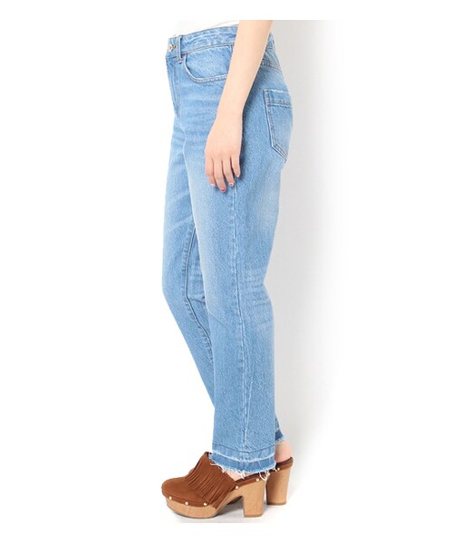 PAGEBOY(ページボーイ)の「カットオフデニムテーパードパンツ(パンツ・レディース・オフホワイト/ブルー・S/M)」の5枚目の写真