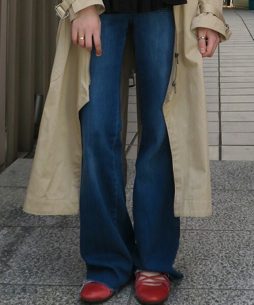 GAP（ギャップ）の「フレアデニム（デニムパンツ・レディース・ミディアムインディゴ・24/23）」の2枚目の写真