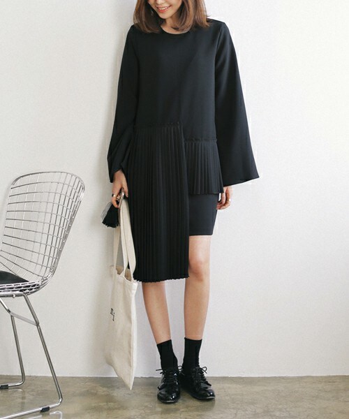 DHOLIC（ディーホリック）の「ユニークアンバランスプリーツヘムワンピース（ワンピース・レディース・ホワイトアイボリー/ブラック・ＦＲＥＥ）」の2枚目の写真