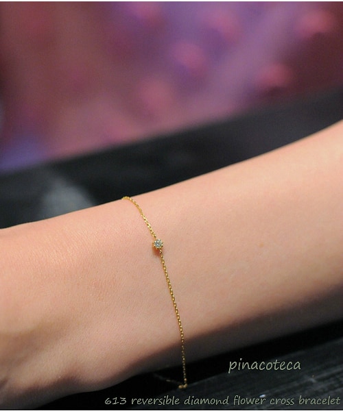 pinacoteca（ピナコテーカ）の「ピナコテーカ 613 8本爪 一粒ダイヤモンド フラワー クロス ブレスレット 0.05ct（ブレスレット・レディース・ゴールド・16.5cm）」の2枚目の写真