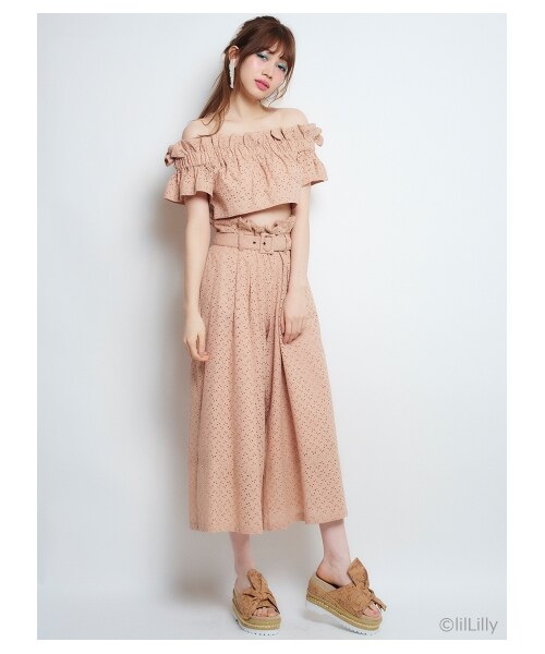 lilLilly（リルリリー）の「コットンレースオフショルブラウス（トップス・レディース・WHITE/BEIGE/RED・FREE）」の2枚目の写真