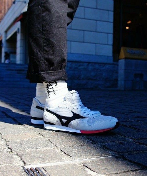 MIZUNO(ミズノ )の「メンズ ミズノ エアメダル グレー MIZUNO ML87 D1GA160003(スニーカー・メンズ・グレー・26cm/26.5cm/27cm/27.5cm/28cm)」の2枚目の写真