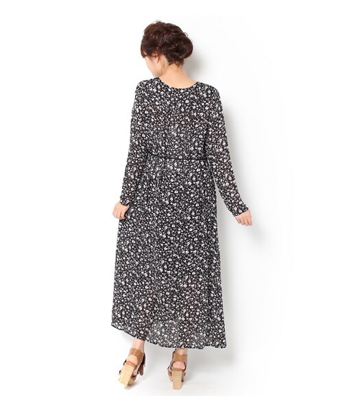 laboratory work（ラボラトリーワーク）の「紐ベルト付き小花柄マキシワンピース（ワンピース/ドレス・レディース・ブラック系/ネイビー系・M）」の3枚目の写真