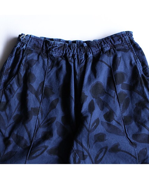 VOO（ヴォー）の「Dyed Flower Shorts・撥（パンツ・Indigo・1/2）」の3枚目の写真